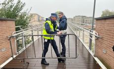 Torrente Baganza, il colmo di piena sta passando adesso: chiuso il ponte dei Carrettieri, l'acqua supera le arcate- Foto e Video