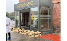 Piccole Figlie, allerta massima: acqua nel parcheggio, sacchi davanti all'ingresso, invito a togliere le auto - Foto