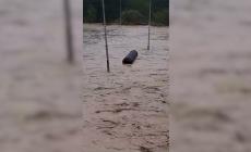 L'acqua avanza rapidamente e inghiotte i campi della Polisportiva Coop: il video dell'allagamento "in diretta" 