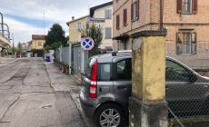 Parcheggio pericoloso in via Mauro degli Oddi all'angolo con via Doberdò