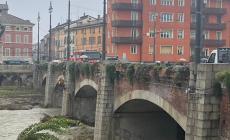 Ponte di Mezzo, vigili del fuoco  e tecnici del Comune si calano per liberare il torrente da un tronco  incastrato sotto l’arcata - Foto