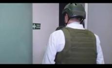 Elmetto in testa e giubbotto antiproiettile nel video shock girato da alcuni medici a Napoli 