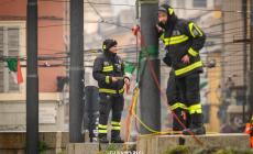 I pompieri all'opera sotto il ponte di mezzo - Fotogallery