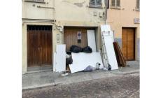 Ennesima discarica in via Corso Corsi ostruisce il passaggio, rifiuti che "volano" mettendo a rischio l'incolumit&agrave; dei pedoni- Foto