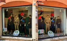 E le vetrine di borgo XX Marzo espongono oggetti d’epoca dell’Arma e uniformi