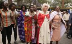 Re Carlo in visita in Kenya: Camilla al centro di una danza africana 