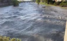 Parma voladora: il sole splende sul torrente impetuoso visto dai ponti Caprazucca e di Mezzo - Video