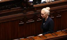 Il ritorno di Marta Fascina in Parlamento, per la prima volta in aula dopo la morte di Berlusconi