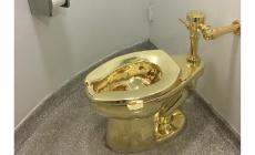 Incriminati in quattro per il furto del wc d'oro di Cattelan