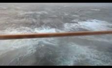 Onde alte e vento forte: l'impressionante video di una notte di terrore su una nave da crociera