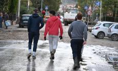 Toscana, il torrente Bagnolo esonda: paura e gente evacuata a Prato. Il governatore Giani: "Salite ai piani alti"