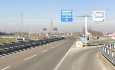 Auto contro il guard-rail in tangenziale sud all'alba: un ferito