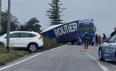 Rotatoria via Emilia-Madregolo: rimorchio nel fossato, il camion blocca la strada - Foto
