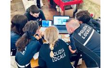 Poliziotti locali a scuola contro i falsi documentali
