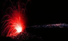 L'Etna torna a dare spettacolo: colonna eruttiva di 4.5 chilometri. Per ora l'aeroporto di Catania resta aperto