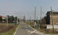 Auto contro la sbarra del passaggio livello a Castione Marchesi: traffico ferroviario fermo
