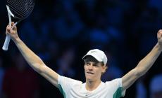 Inarrestabile Sinner, batte Medvedev in tre set (6-3, 6-7, 6-1) e vola in finale ai Master. E' il primo italiano di sempre