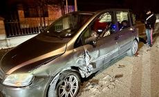 Incidente a Busseto, tre donne ferite: il conducente di una delle auto in fuga