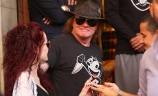 Denunciato per violenza sessuale, Axl Rose finisce in tribunale a New York