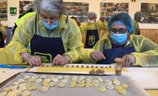 L'esperienza di 15 anziani  per gli anolini solidali. Domani tocca  ai detenuti insieme al sindaco - Foto