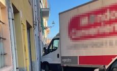 "In assenza di parcheggi, poi si risolve così": sosta selvaggia di un furgone  in via Saffi- Foto