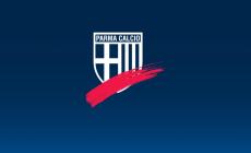 Dal corteo alla partita, con il pallone e un segno rosso sul volto a chi va al Tardini: il Parma calcio festeggia il  25 novembre
