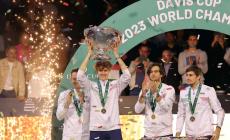 Sinner asfalta De Minaur e l'Italia conquista la Coppa Davis per la seconda volta: Australia battuta. Panatta (che vinse nel 1976): "Mi  sono tolto un pensiero. Ora intervisteranno loro"