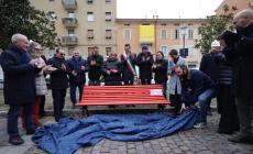 Piazzale Matteotti  ha la sua panchina rossa:  molto più di un simbolo - Foto