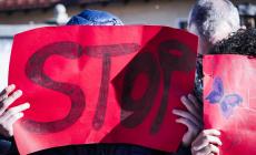 Bimba di 8 anni scrive "help" su un cartello per salvare la madre dalla botte del padre