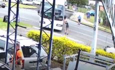 Ragazza evita lo schianto dell'autobus contro la stazione di servizio - Video