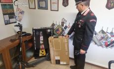 Avevano in auto due smart tv nuove e un monopattino: quattro denunciati per furto aggravato a Collecchio