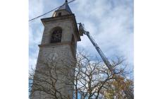 Bazzano, sul tetto del campanile è nato... un fico 
