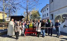 I bambini del catechismo inaugurano una panchina rossa