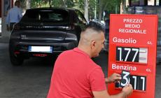 I cartelli con i prezzi medi dei carburanti tornano obbligatori (almeno per il momento)