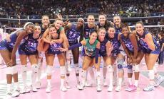 La star del volley Paola Egonu stella tra le luci di Fidenza Village insieme ad altri atleti di Vero Volley