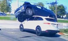 Un'auto vola sopra un'altra, senza controllo dopo lo schianto sfiorato un pedone
