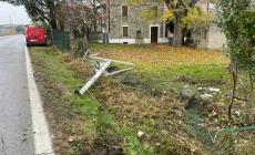 Incidente in strada Argini: furgone abbatte un palo della luce e si ribalta e finisce ruote all'aria, due feriti