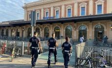 &nbsp;Ruba una forma di Parmigiano Reggiano, e cerca di portarsela via facendola rotolare in strada