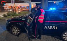 Inseguita da una folla di gente fuori da un centro commerciale: aveva tentato di rubare un portafoglio a una donna. Presa dai carabinieri 