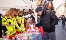 Mercatino di  via D'Azeglio, c'&egrave; aria di Natale in Oltretorrente- Foto