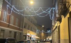 Luminarie in via Saffi,  buttate su a casaccio e veramente tristi