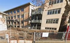 Ladro solitario scoperto e fermato dalle guardie giurate in piena notte all'interno dell'istituto Levi. Arrestato