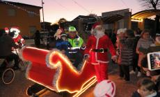 Un pomeriggio di solidarietà e festa a Mezzano Inferiore: per l'inaugurazione della piazza arriva Babbo Natale - Le foto