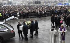 Funerali di Giulia Cecchettin a Padova, l'arrivo del feretro tra gli applausi. Il "minuto di rumore" agitando mazzi di chiavi all'uscita - Video