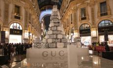 "Benvenuti al deposito di Linate", divide l'albero di Natale in galleria a Milano, firmato Gucci - Video