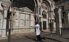 Venezia, attivisti per il clima sparano fango contro la Basilica di San Marco