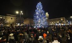 Acceso l'albero in piazza Garibaldi: ora la corsa verso il Natale è davvero iniziata!