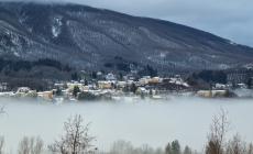 Tarsogno circondata da un mare di nebbia: la foto fatata di una lettrice