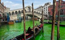 Nuovo blitz ambientalista a Venezia, il  Canal Grande si colora di verde. Corsi d'acqua colorati anche a Roma, Torino, Milano, Bologna