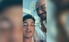 Matteo, dal letto dell'ospedale trova forza e coraggio per rassicurare tutti: "Sto bene" - Video